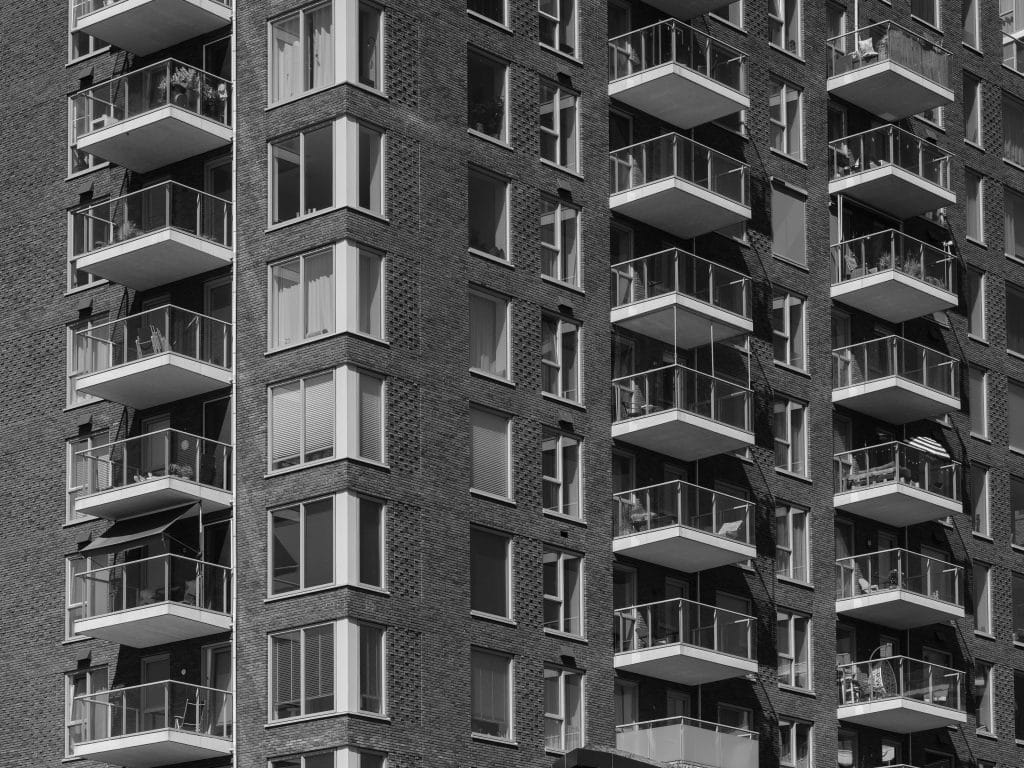 Bloque de viviendas plurifamiliares. La comunidad de vecinos posee la propiedad horizontal de las zonas comunes, una forma de régimen proindiviso.
